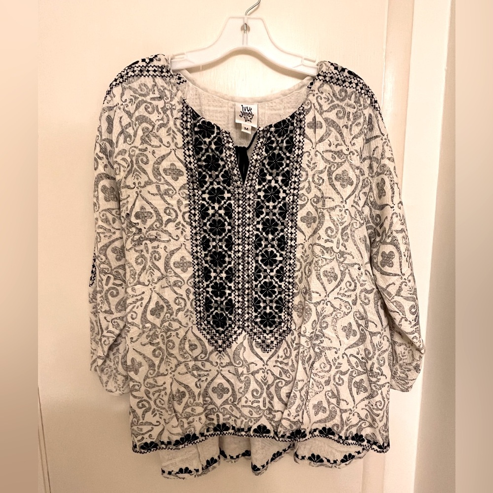 Ivy Jane off-white/black 2 toned patterned 3/4 sleeve top. Medium.